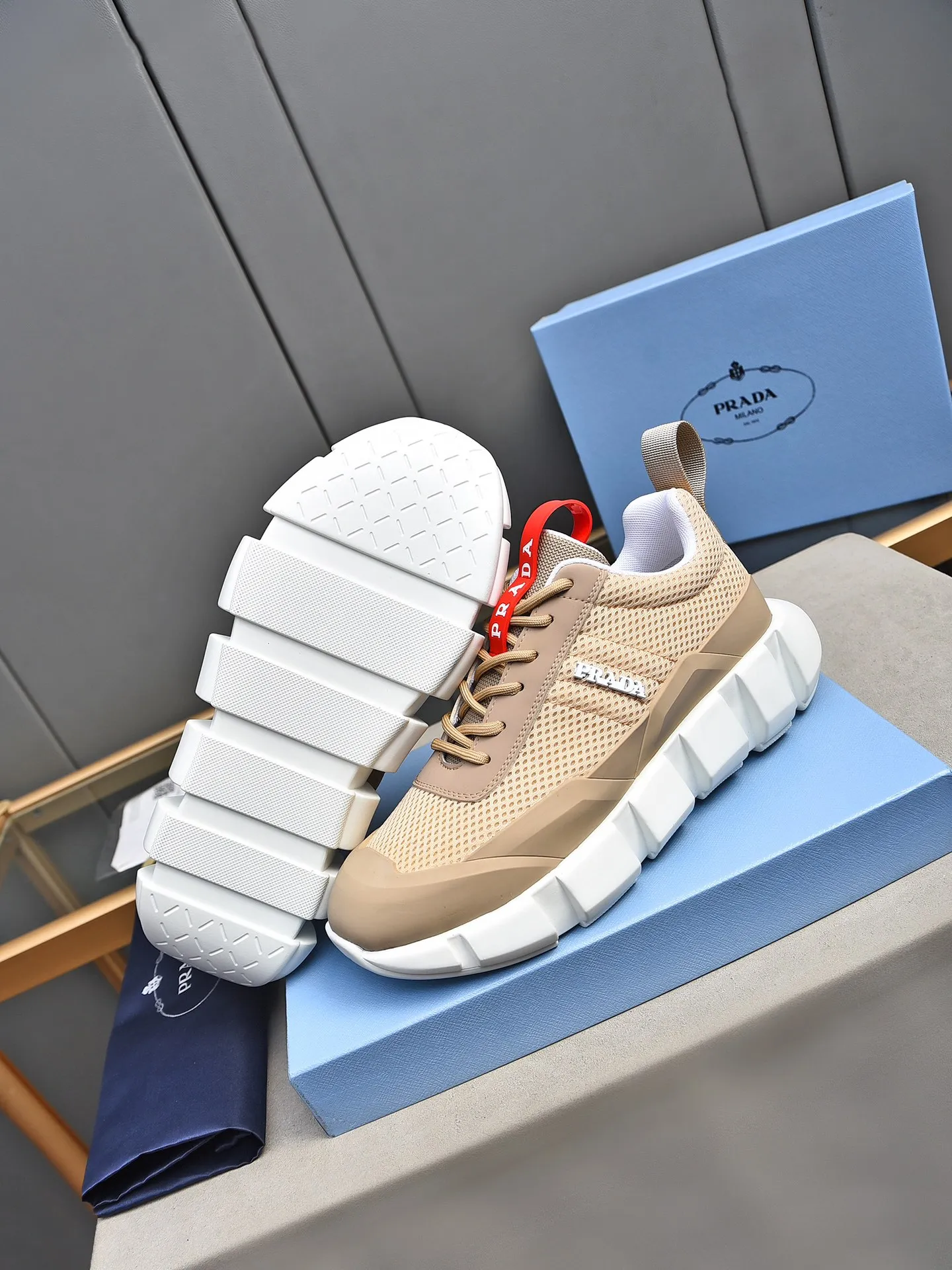 Men's shoes 💰480 PRADA/Prada men's lace-up casual sports shoes, the upper is made of cowhide leather and breathable mesh. It is soft, comfortable and breathable. The tongue is decorated with the PRADA brand letter logo. The thick rubber sole echoes the red label tongue. The style is fashionable and generous. The details are carefully crafted. A casual sports shoe with a super fashionable look on the foot. Excellent breathability!  Size: 38-44 (45 46 customized)